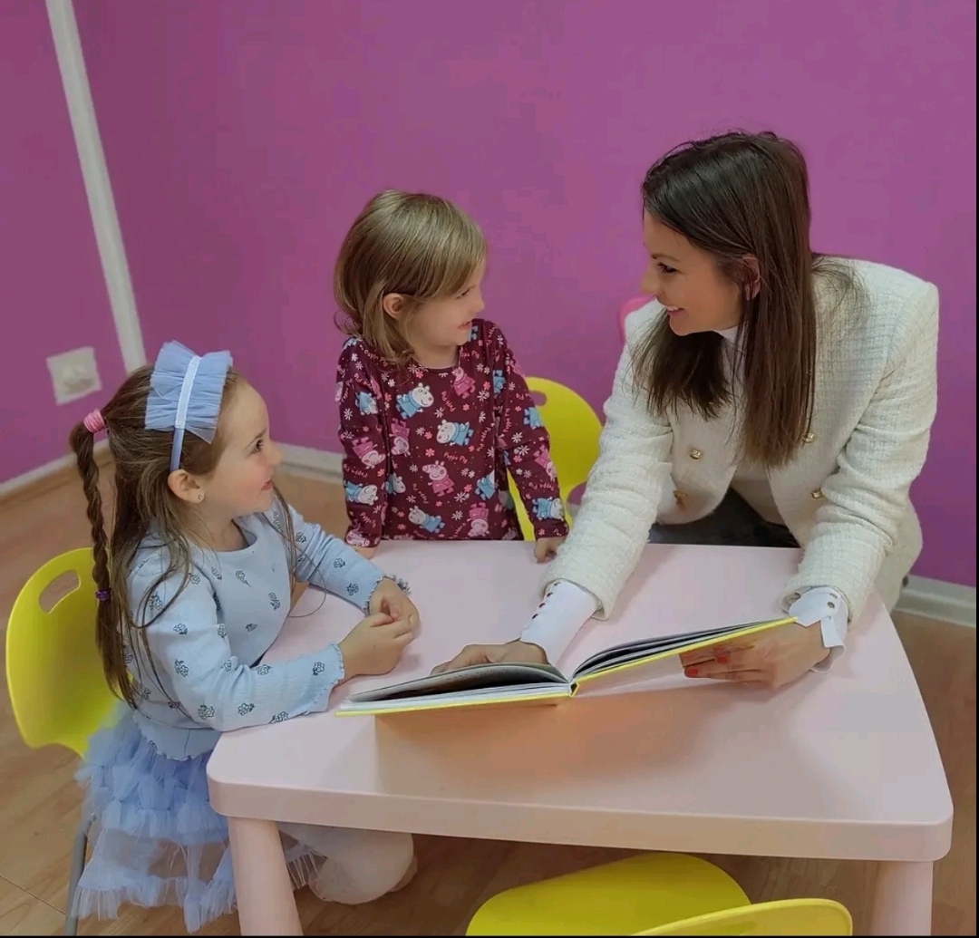 Master logoped i defektolog Milica Radojević u radu sa decom